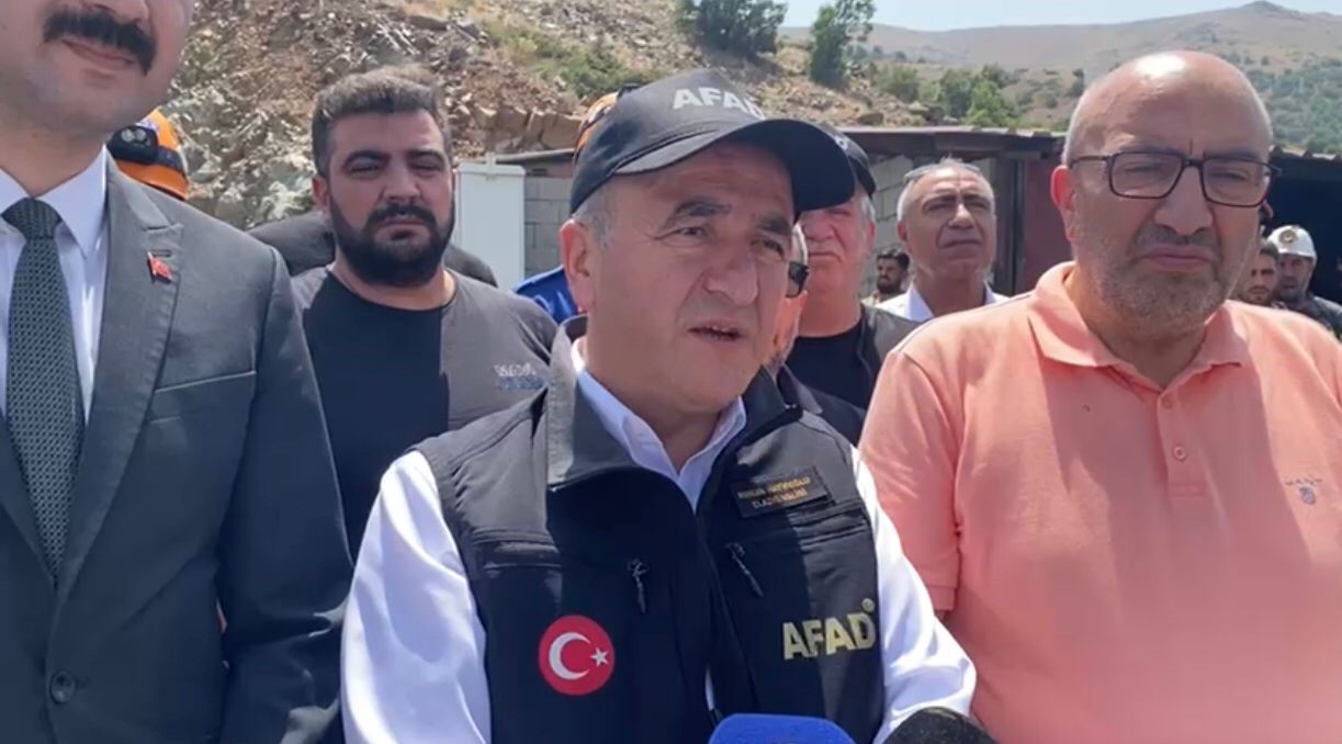 Elazığ Valisi Hatipoğlu: “Göçük Altında Kalan 1 İşçimiz İçin Kurtarma Sürüyor”