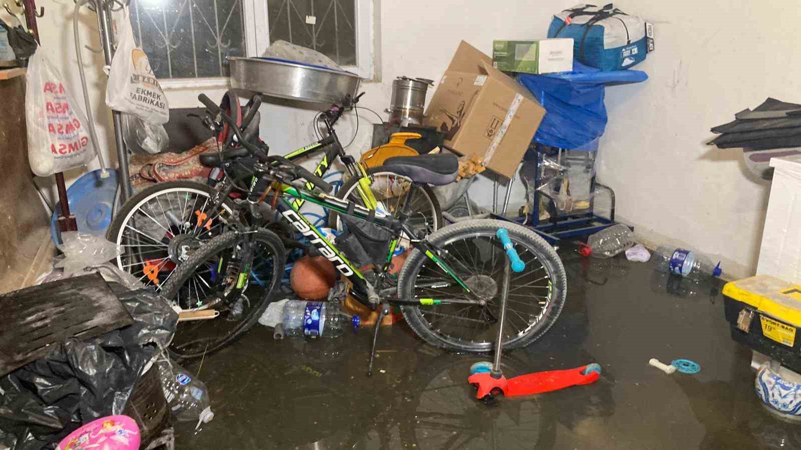 Ankara’da yollar göle döndü, evleri su bastı