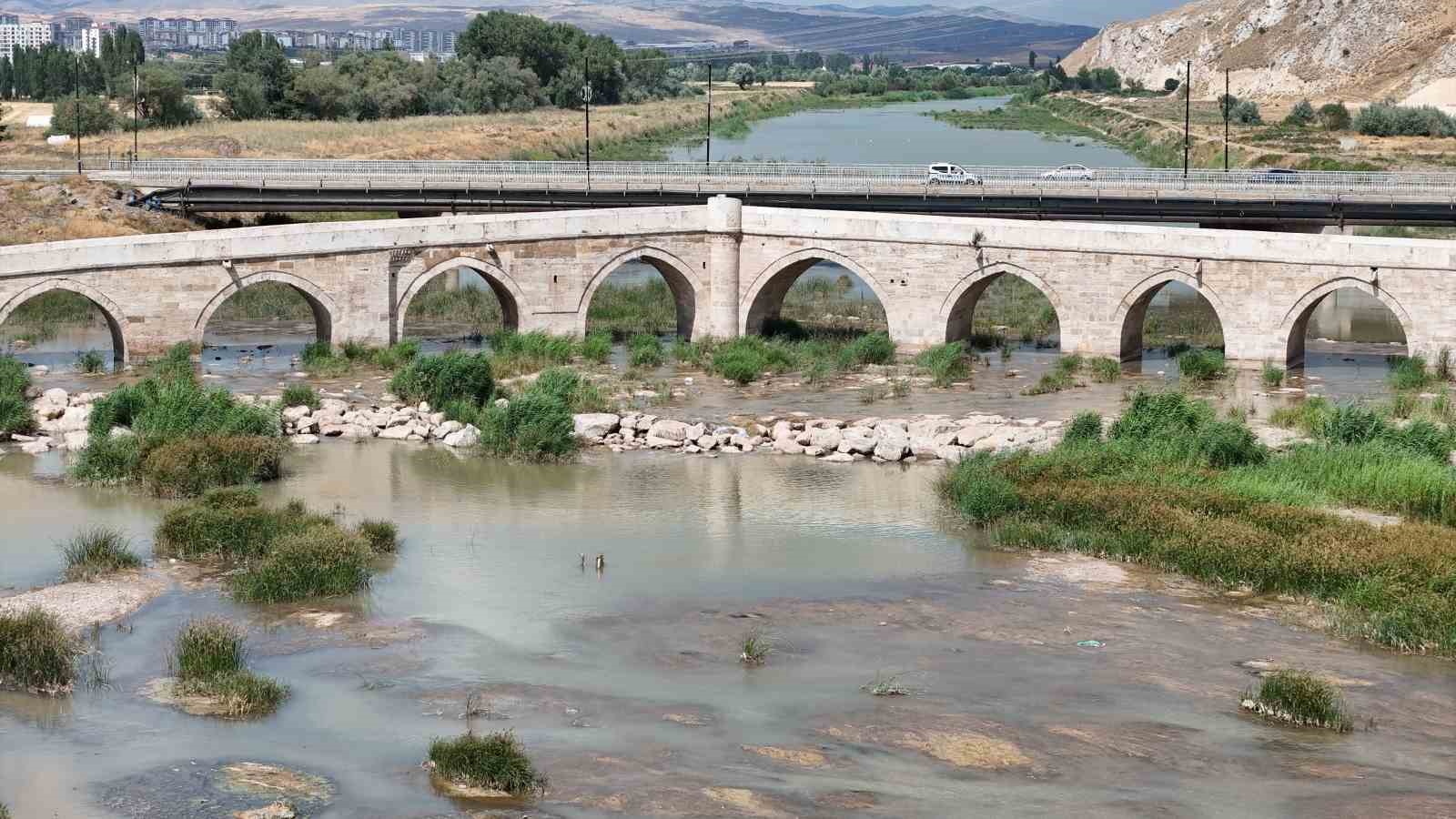 Türkiye’nin en uzun nehri Kızılırmak’ta kuraklık alarmı