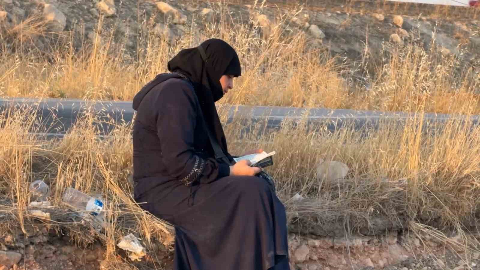 Ters dönen araçtan çıkan kadın oturup Kuran’ı Kerim okudu