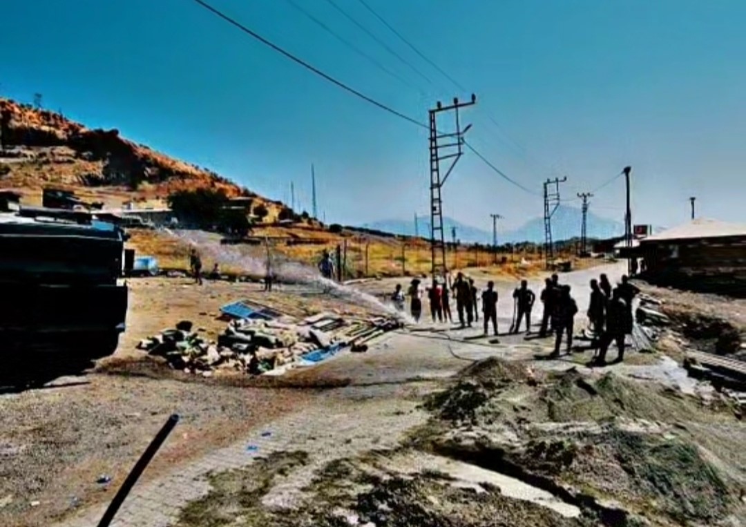 Hakkari’de TOMA vatandaşlara su desteği verdi