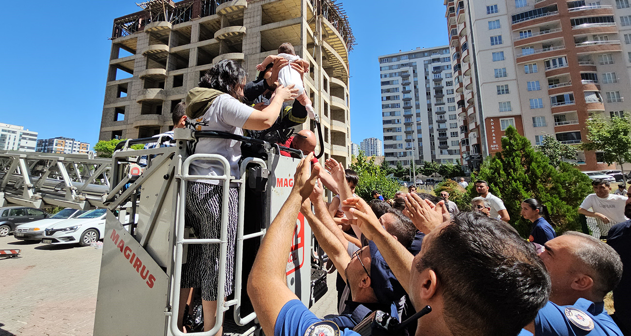 Yangında Mahsur Kalanlar Sağ Salim Kurtarıldı, Duygusal Anlar Yaşandı