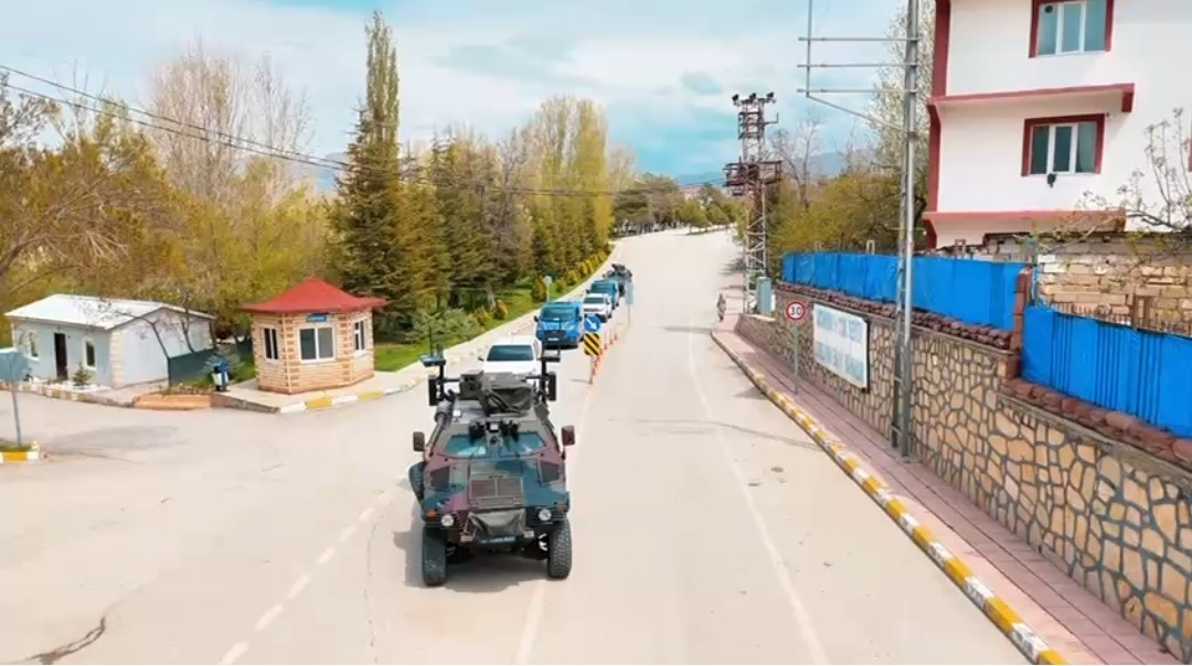 Evin çatısına kenevir ekti