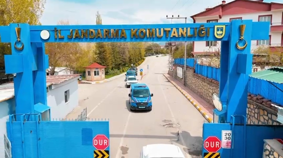 Evin çatısına kenevir ekti