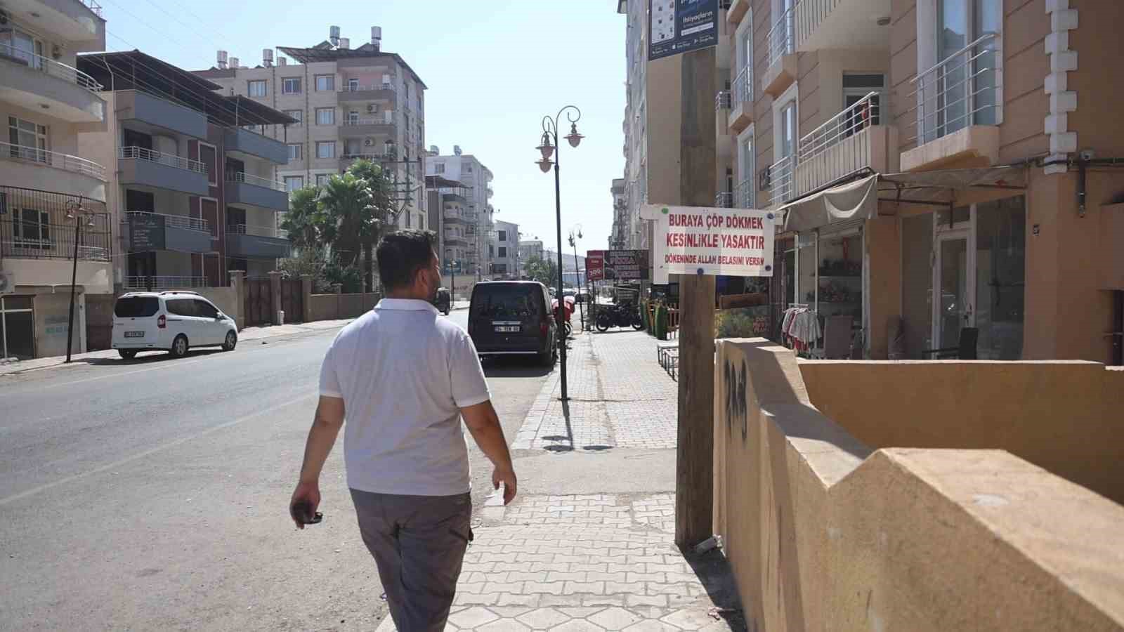 Çöp sorununa ‘Buraya çöp dökmek kesinlikle yasaktır, dökenin Allah belasını versin’ sözlerinin olduğu tabelayı asarak son verdi