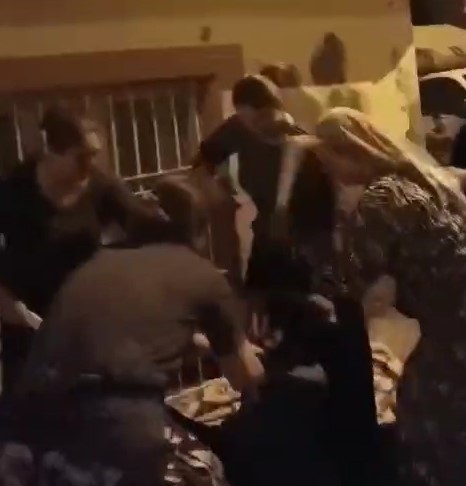 4 kadın, sokakta oturan başka bir kadını sopalarla darp etti