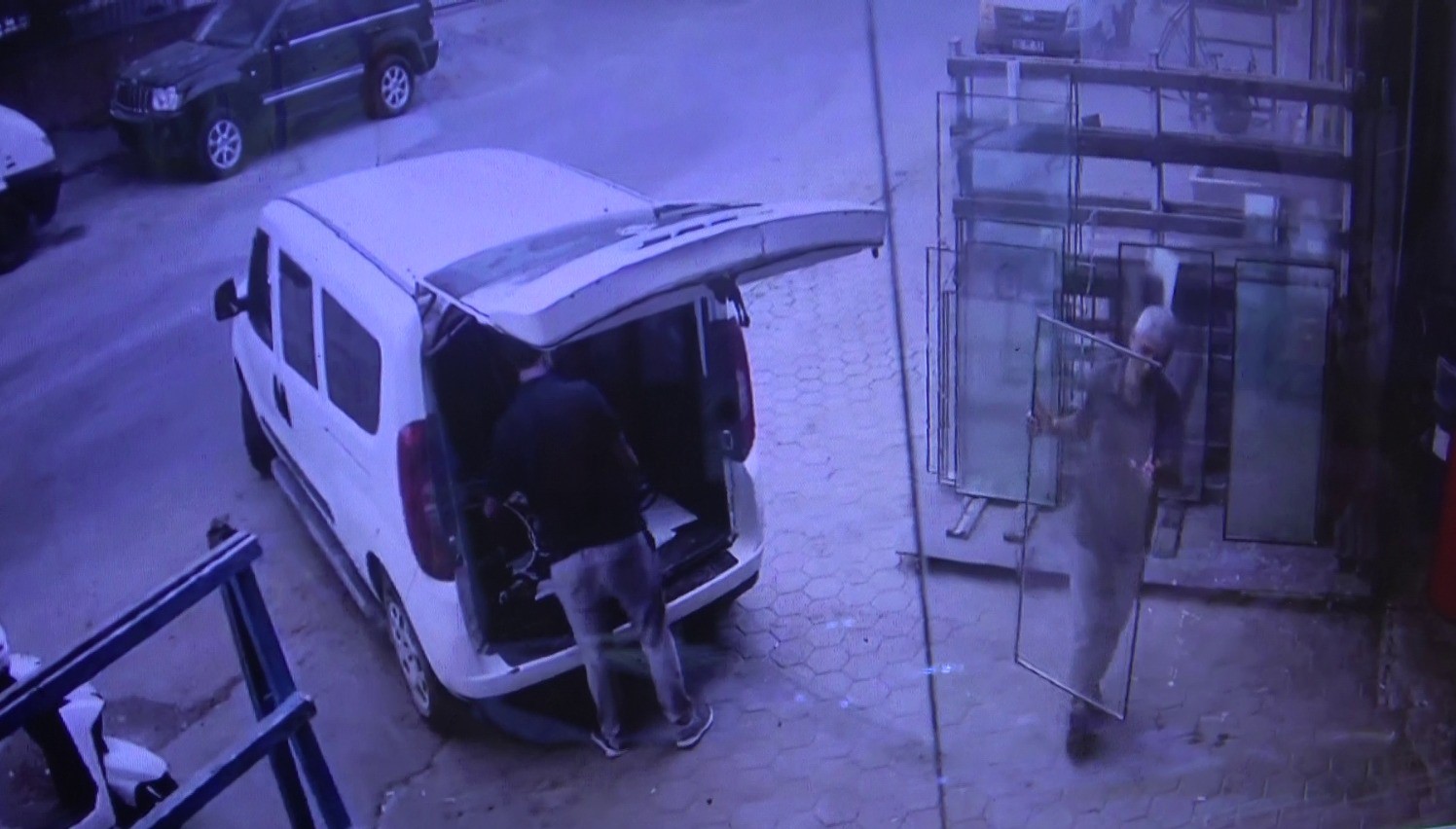 5 bin liralık cam aldı parasını ödemeden gitti