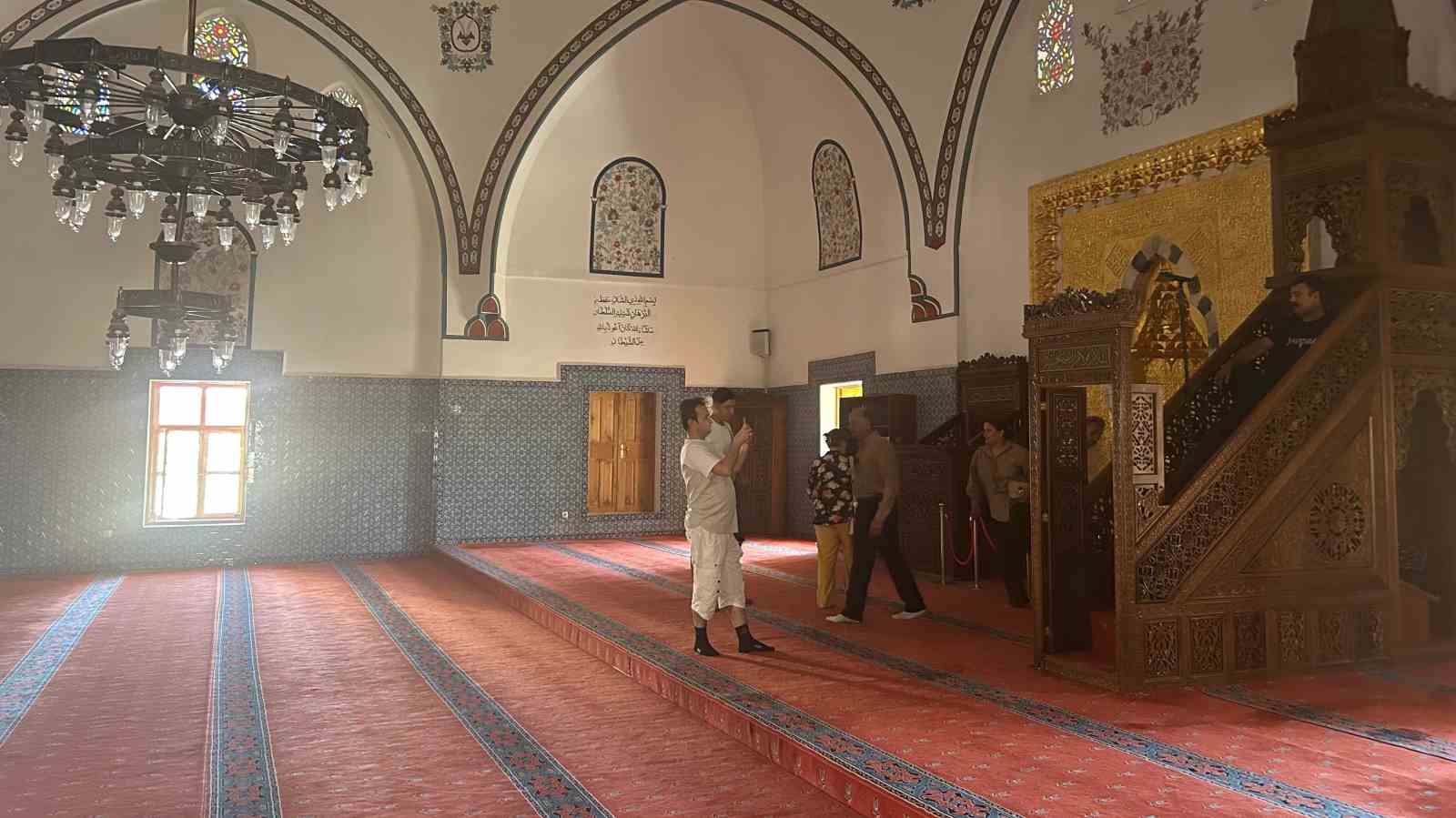 Van’da tarihi camiyi uygunsuz kıyafetlerle ziyaret eden turistlerle ilgili tartışma sürüyor