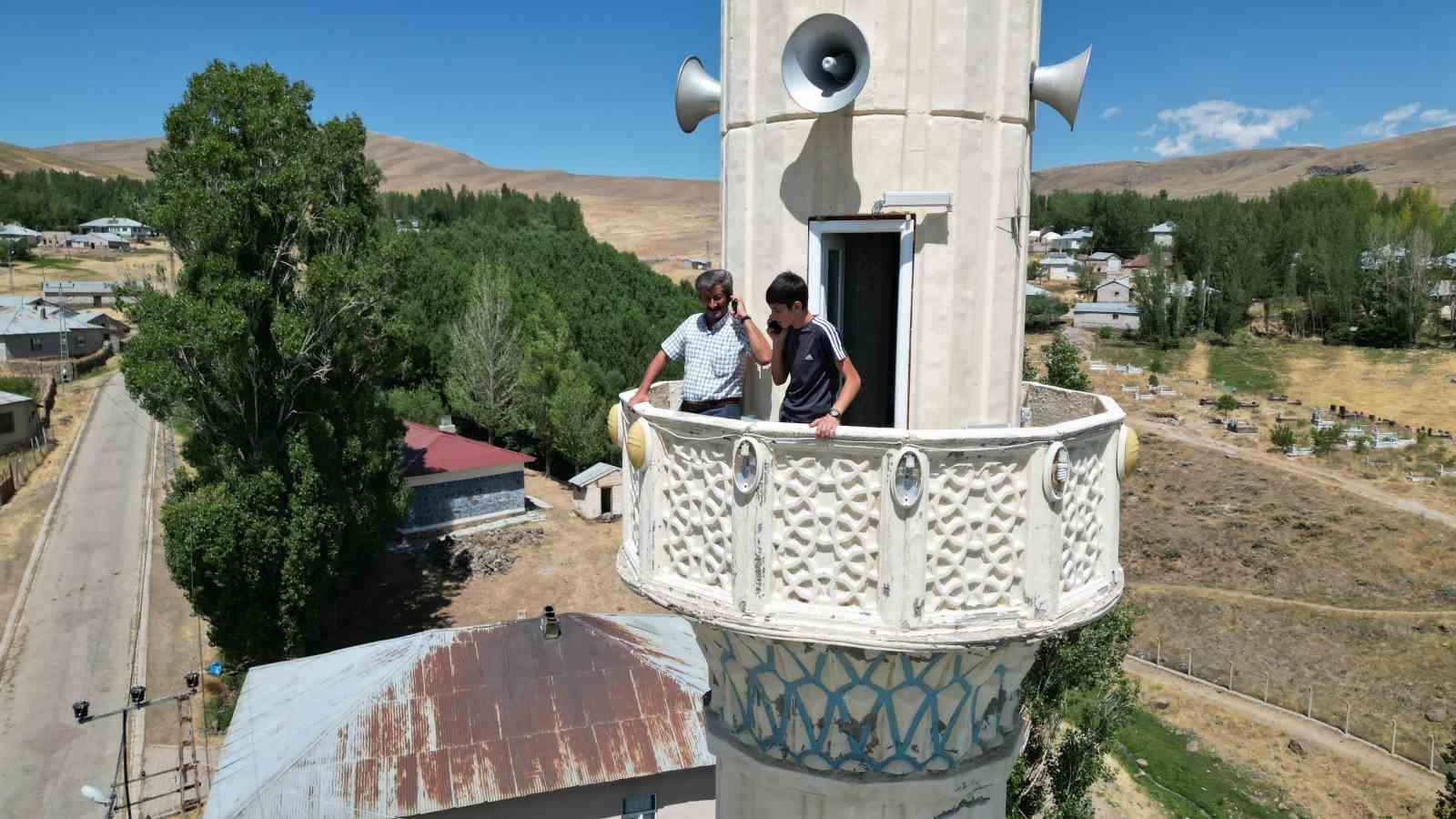 Telefonla konuşmak için minareye çıkıyorlar