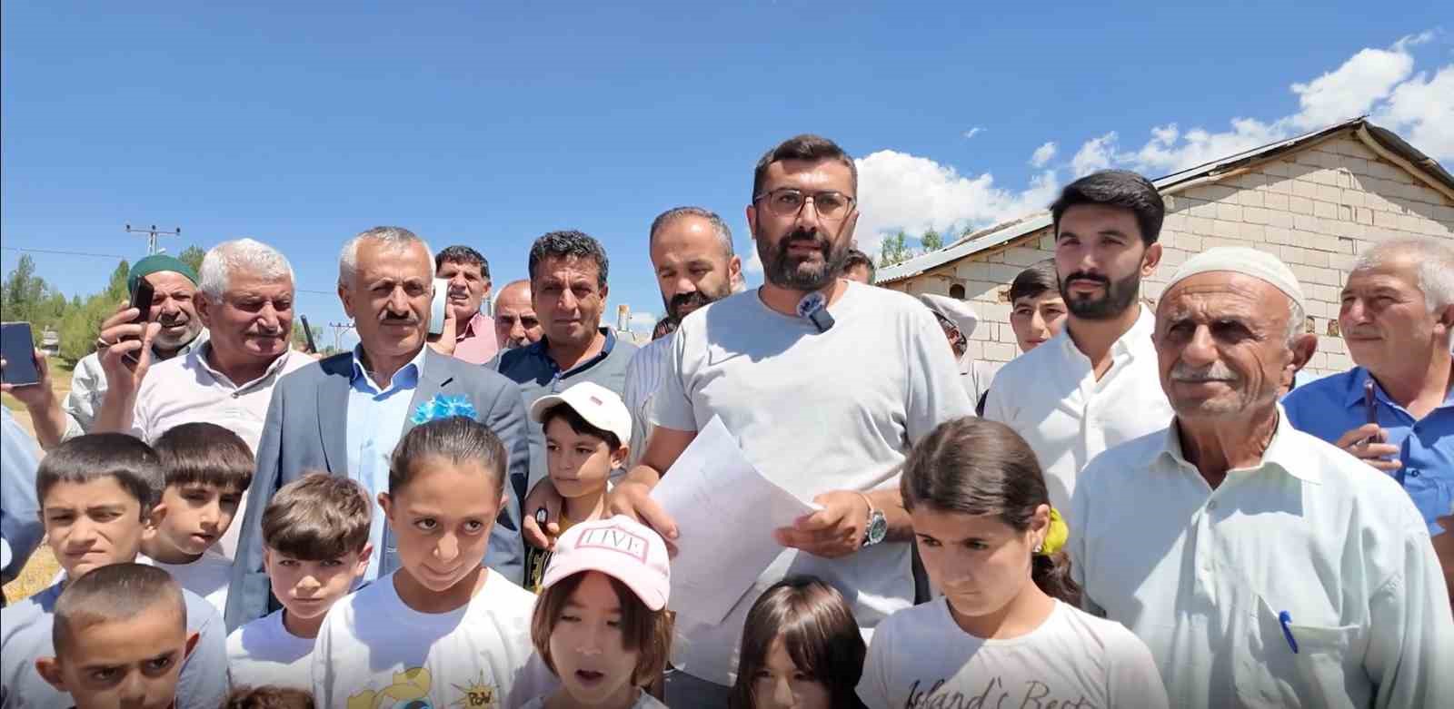 Telefonla konuşmak için minareye çıkıyorlar