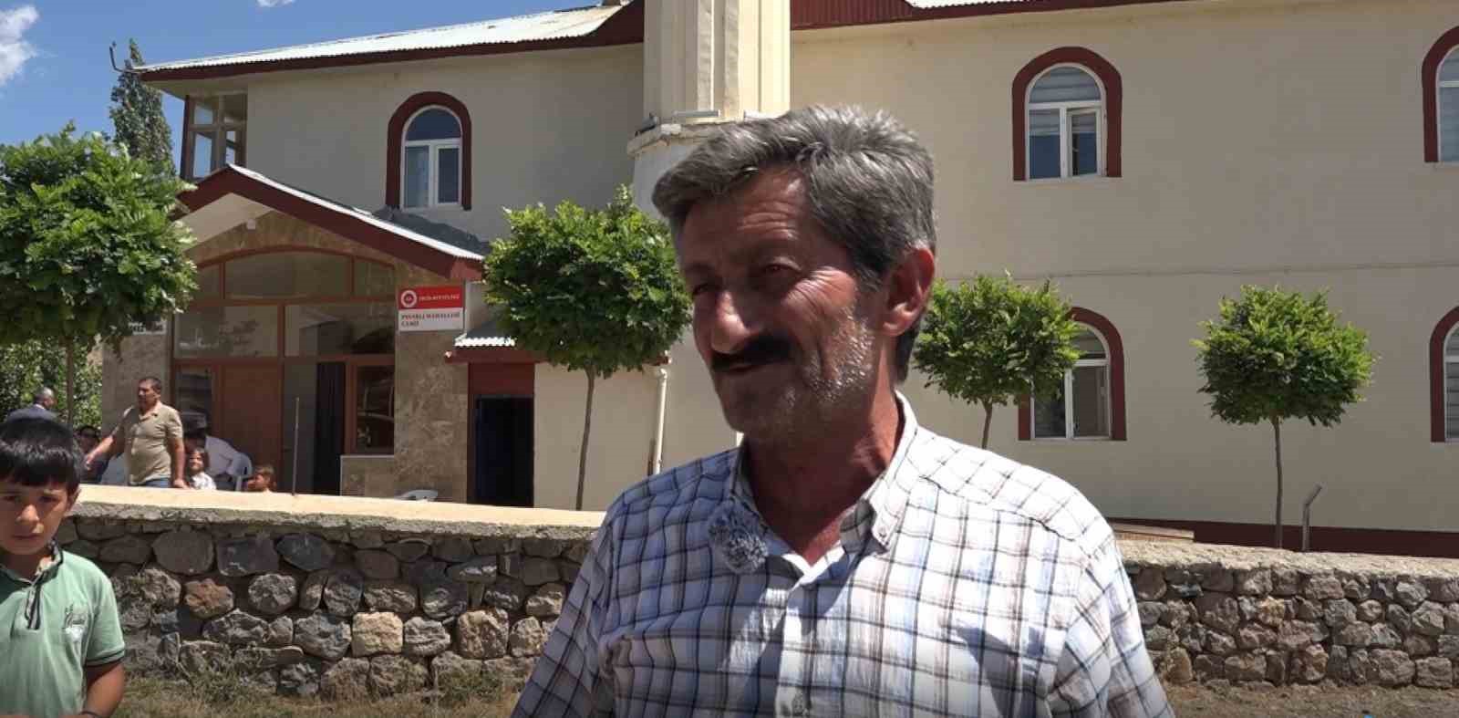 Telefonla konuşmak için minareye çıkıyorlar
