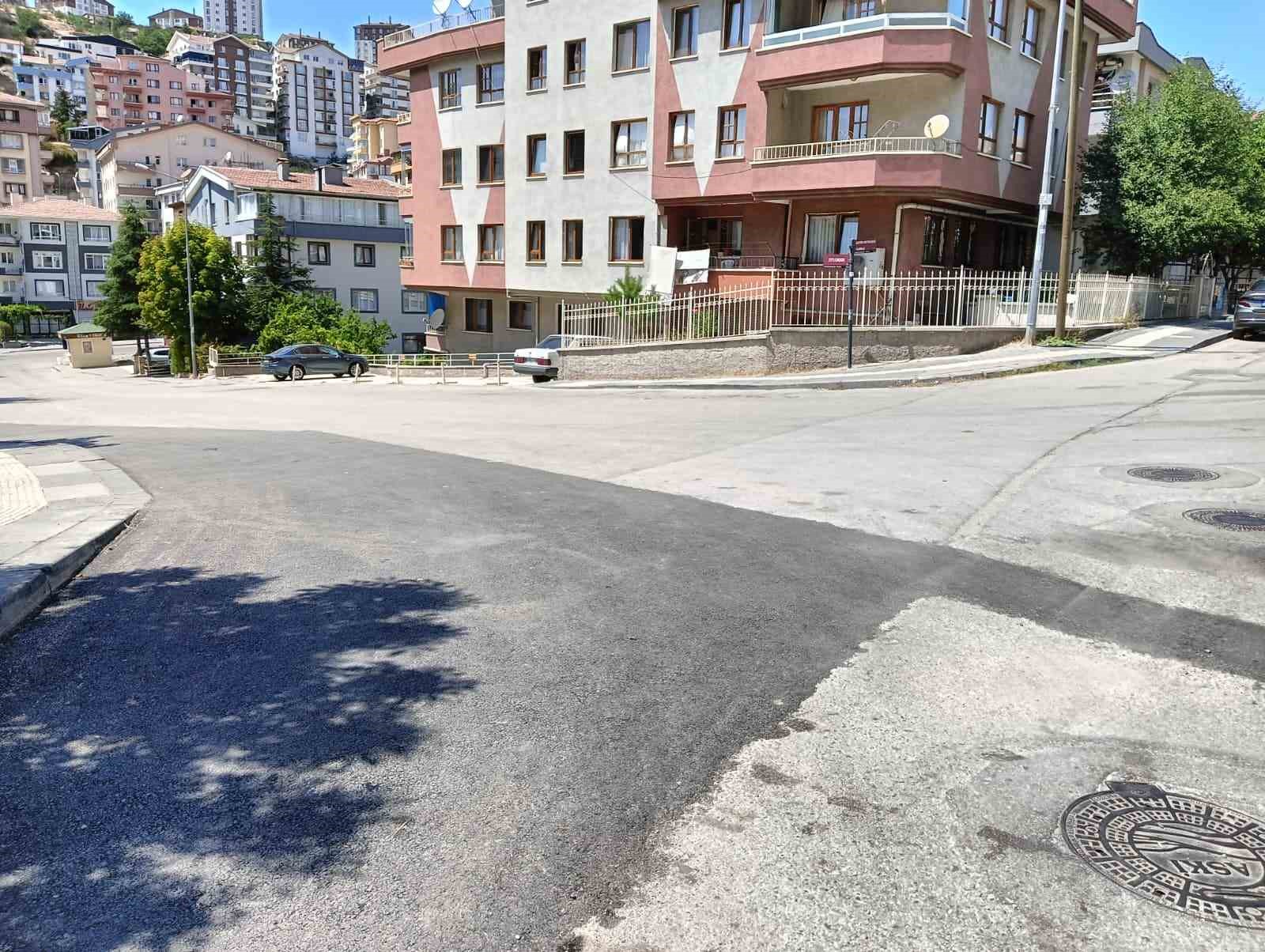 Sürücü fren yerine gaza bastı: 2 yaralı