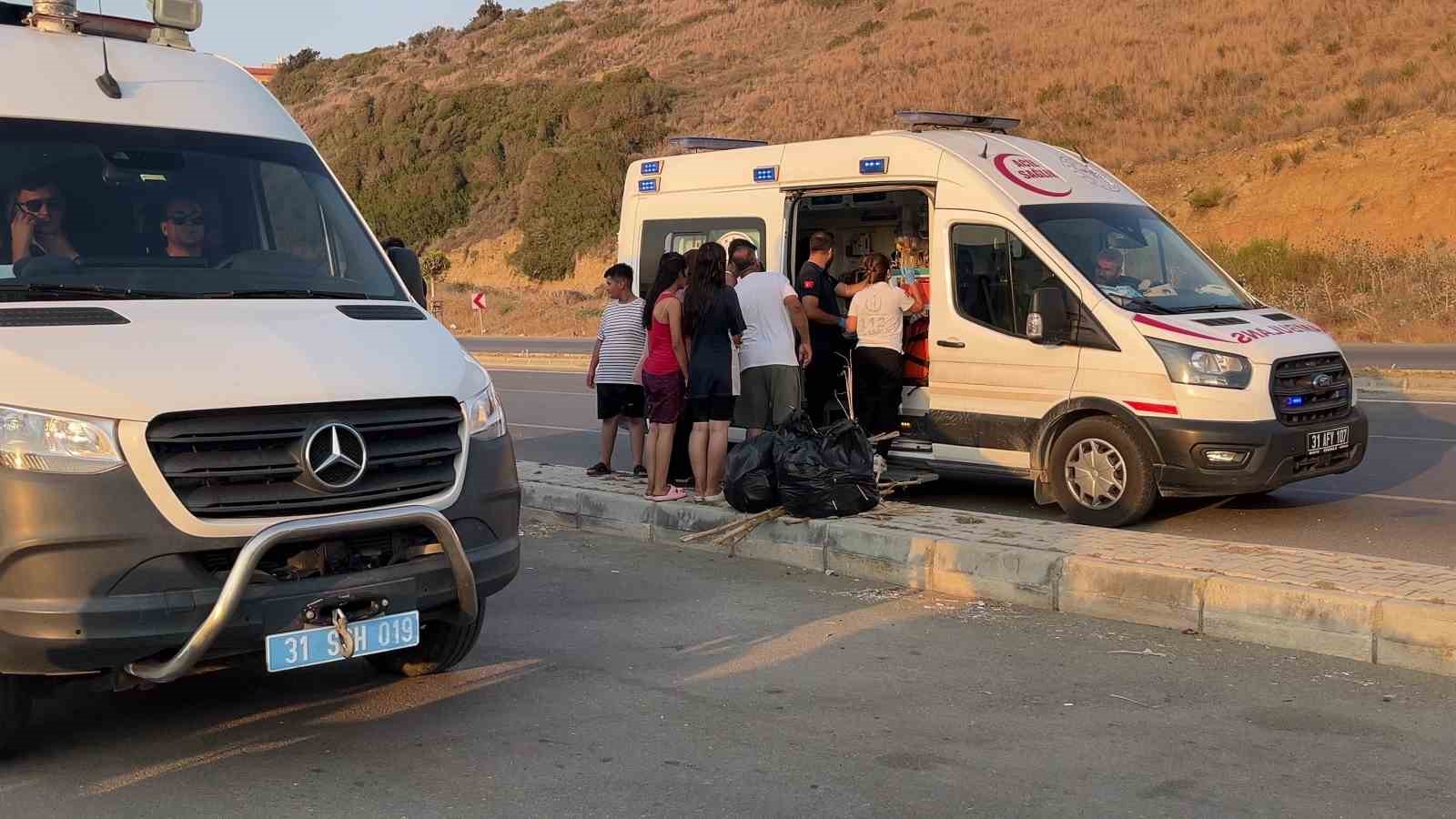 Serinlemek için girdiği denizde boğulma tehlikesi geçiren genç hastaneye kaldırıldı