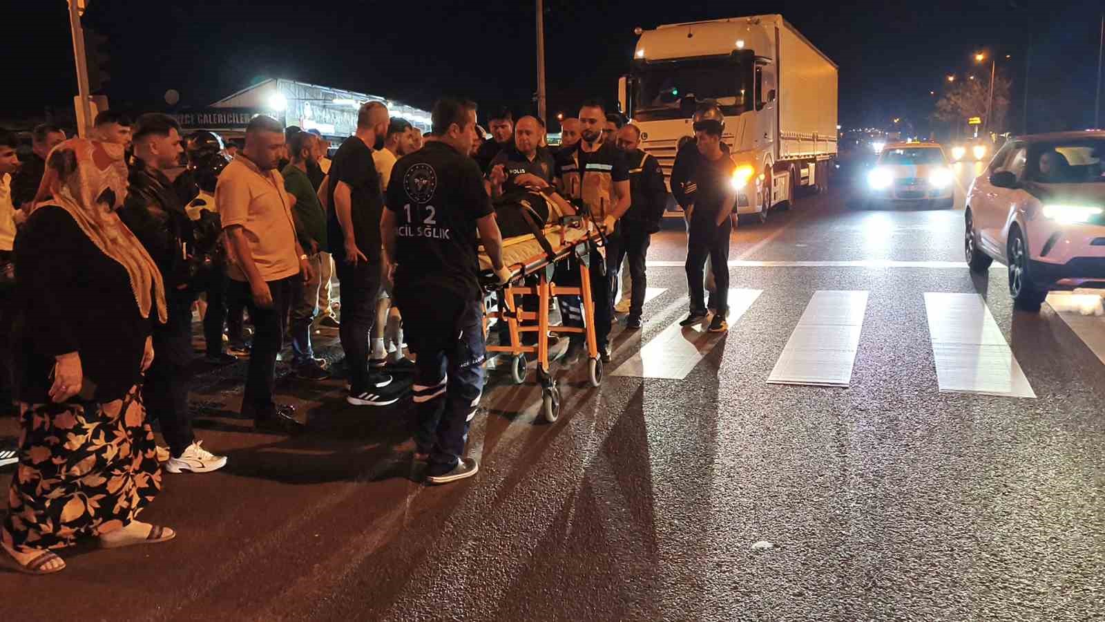 Yola aniden fırlayan yayaya motosiklet çarptı 1 yaralı