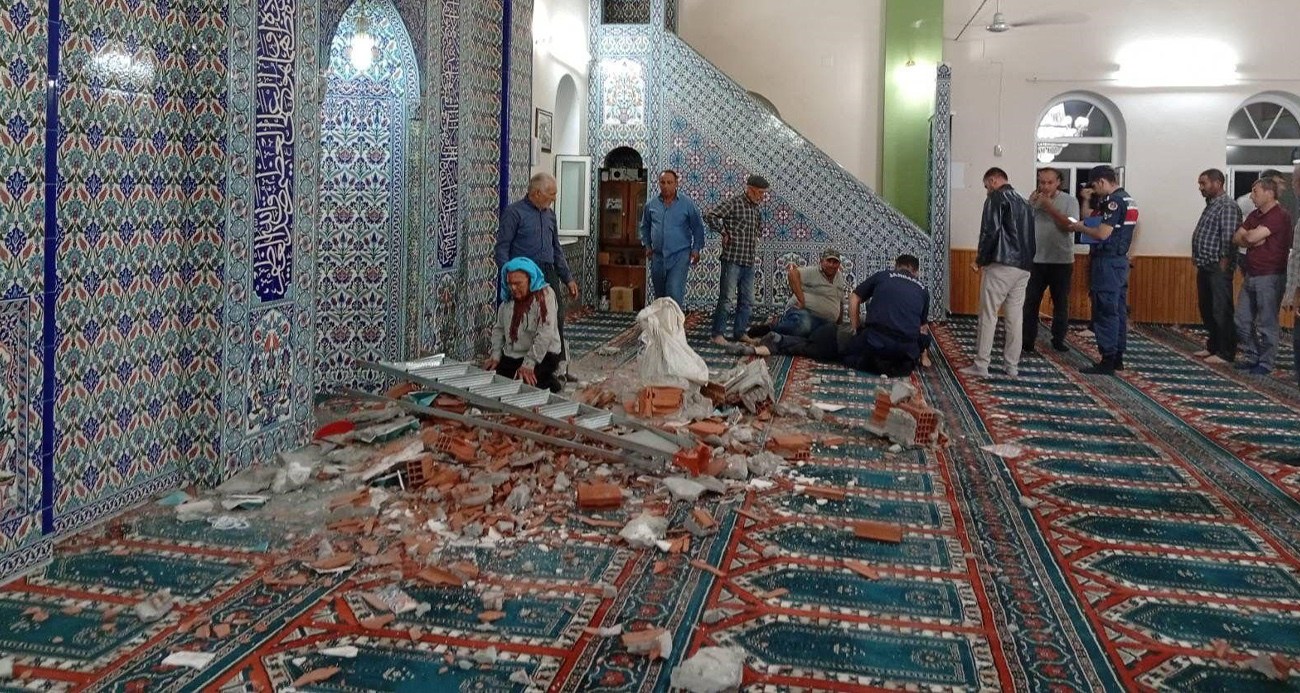 Depremde hasar gören camiye giden şahıs hayatını kaybetti