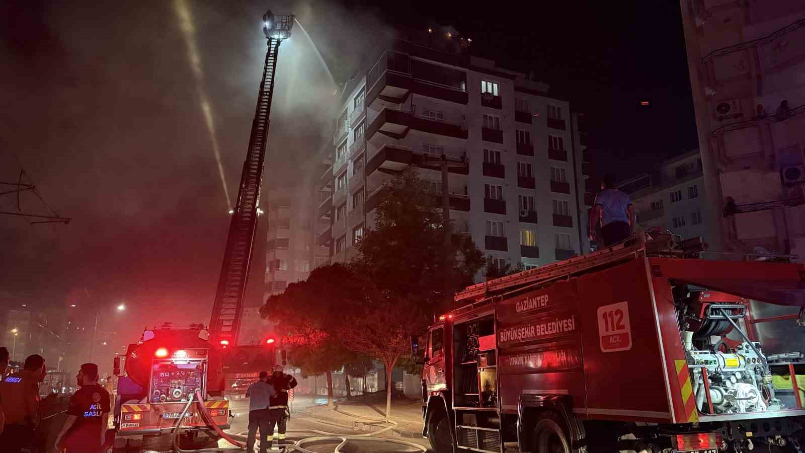 7 katlı binada yangın paniği