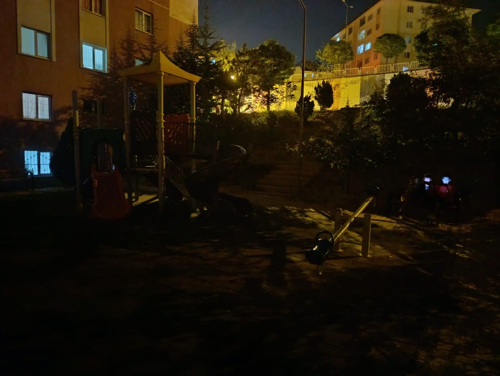 Van’da Aydınlatmasız Çocuk Parkları Gece Kullanılamıyor: Vatandaşlardan Tepki