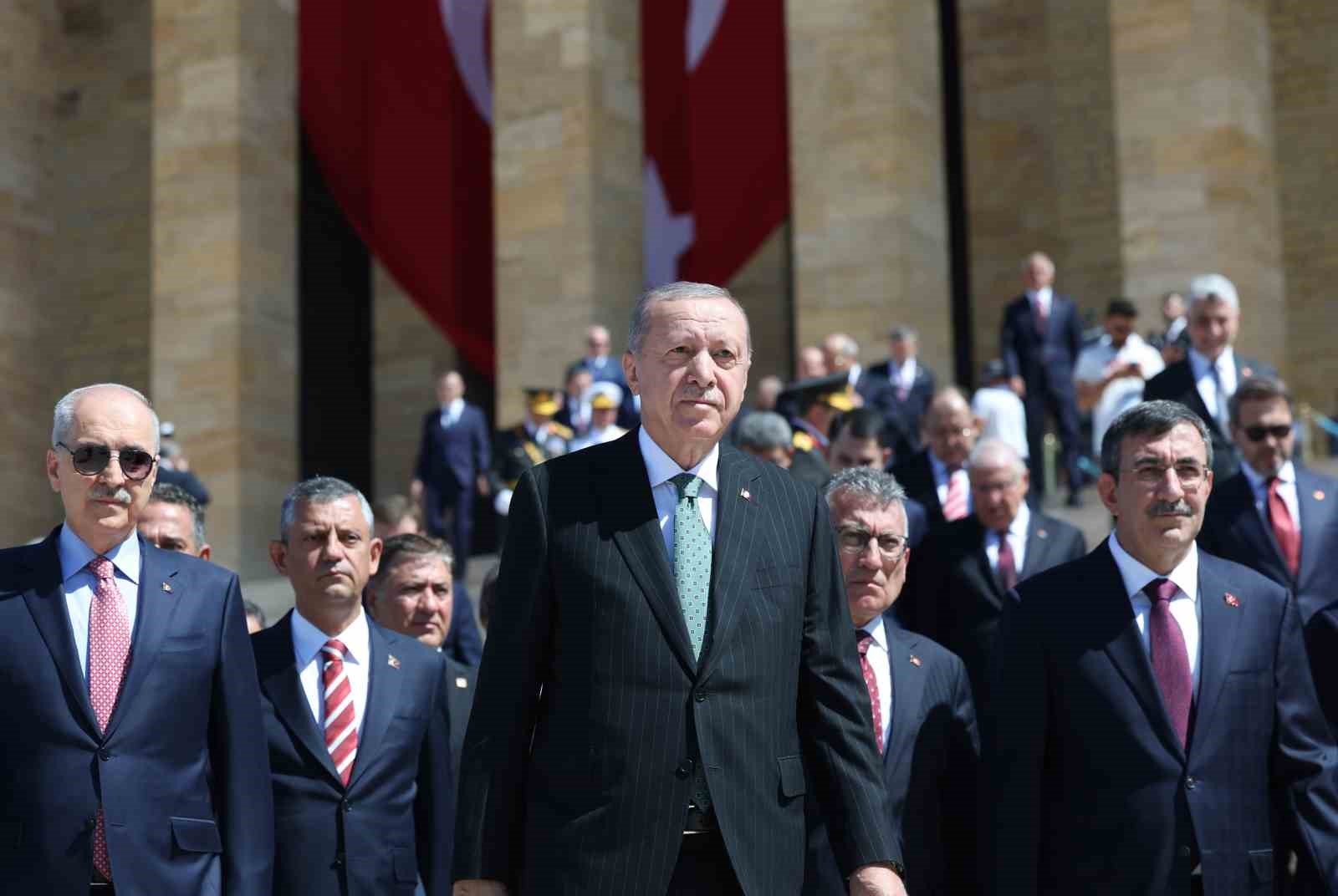 Cumhurbaşkanı Erdoğan başkanlığındaki devlet erkanı, Anıtkabir’i ziyaret etti