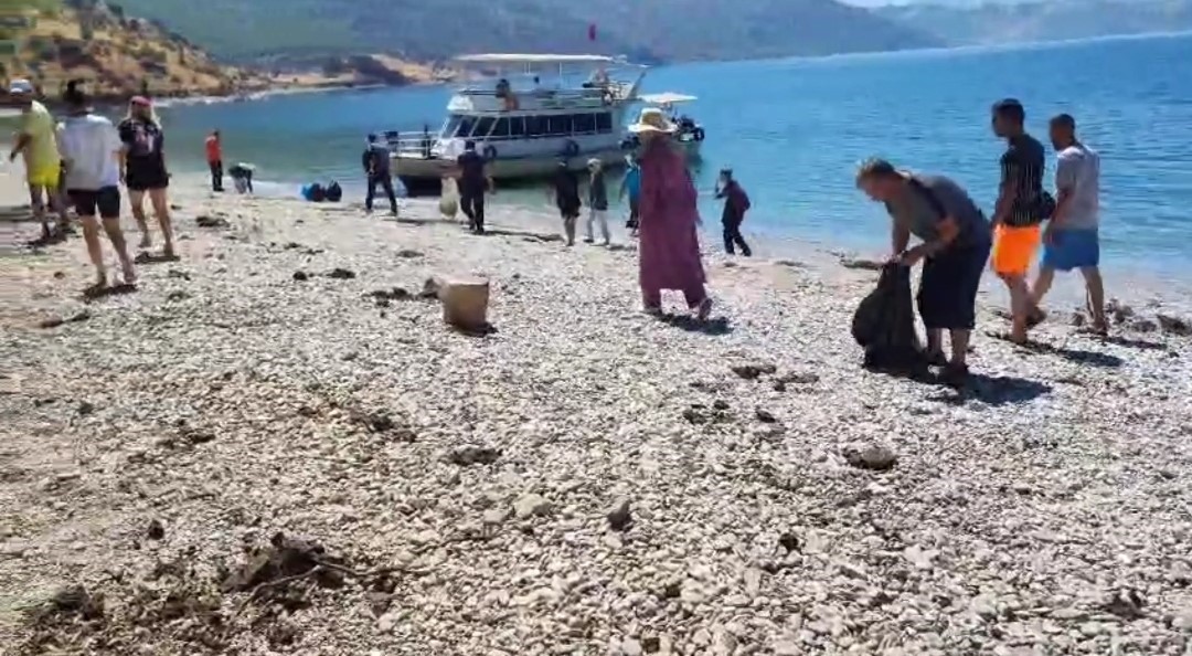 Doğaseverler Van Gölü sahilinde çöp topladı