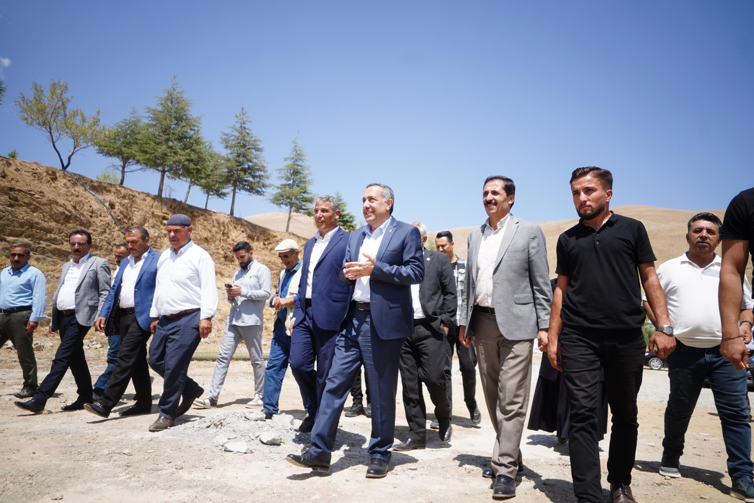 AK Parti Van İl Teşkilatı Gevaş’ta 400 kişilik ekiple vatandaşla buluştu