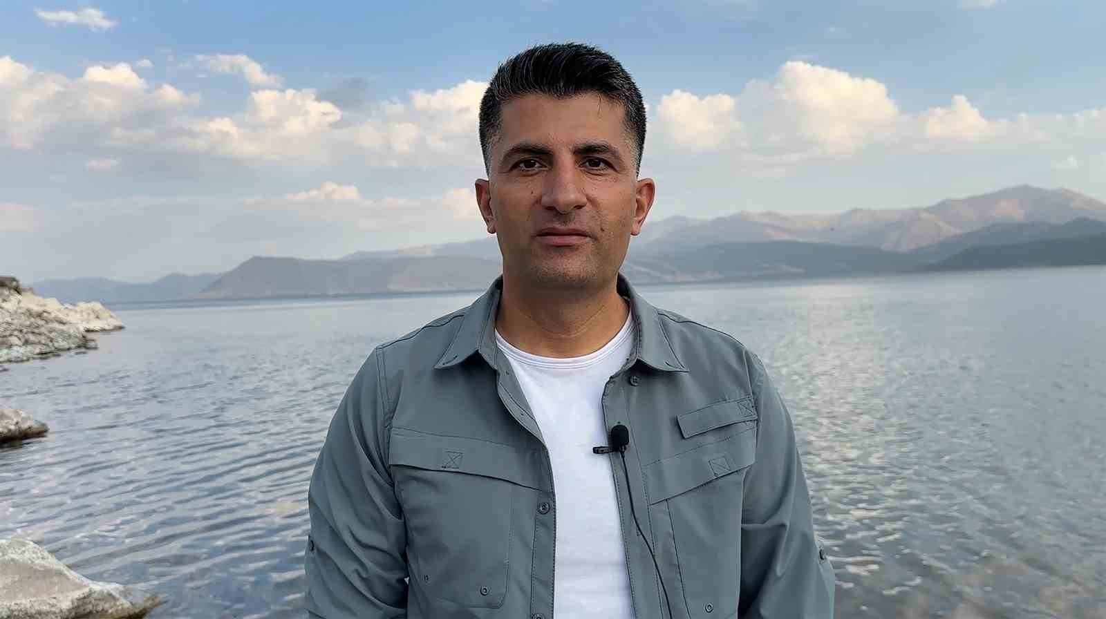 Dünyanın en büyük sodalı gölünde inci kefallerinin sualtı şöleni
