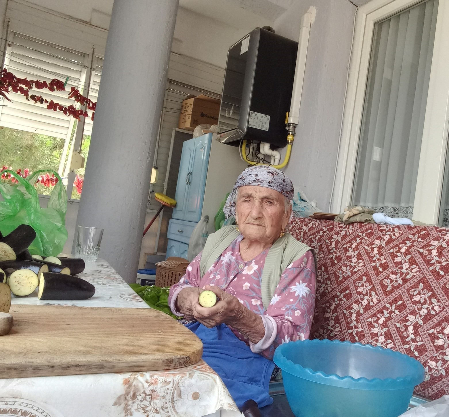 96 yaşındaki Fatma nine azmiyle gençlere taş çıkartıyor