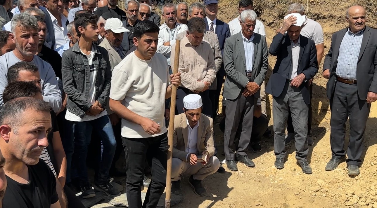 Kazada hayatını kaybeden aynı aileden 5 kişi gözyaşları içinde toprağa verildi
