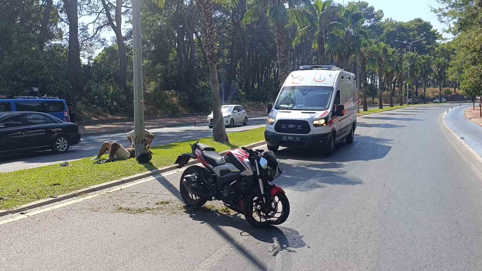 Motosiklet palmiye ağacına çarptı, sürücü yaralandı