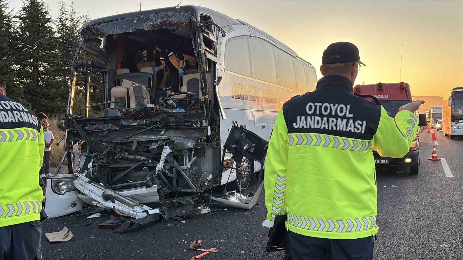 TEM’de yolcu otobüsü ile soğan yüklü kamyon çarpıştı: 1 ölü, 10 yaralı