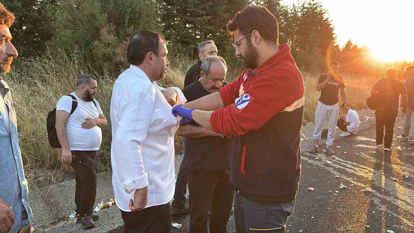 TEM’de yolcu otobüsü ile soğan yüklü kamyon çarpıştı: 1 ölü, 10 yaralı