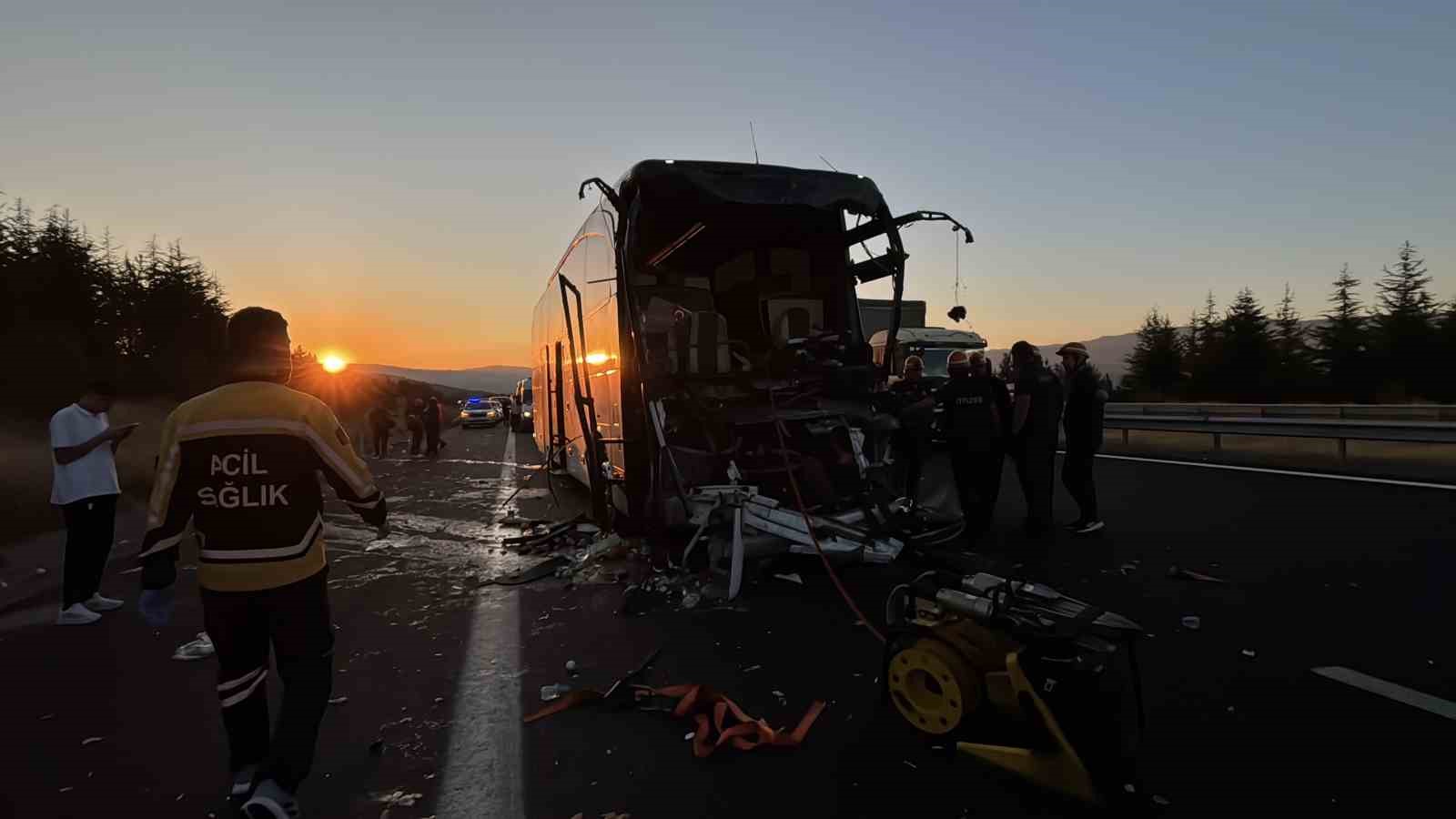 TEM’de yolcu otobüsü ile soğan yüklü kamyon çarpıştı: 1 ölü, 10 yaralı