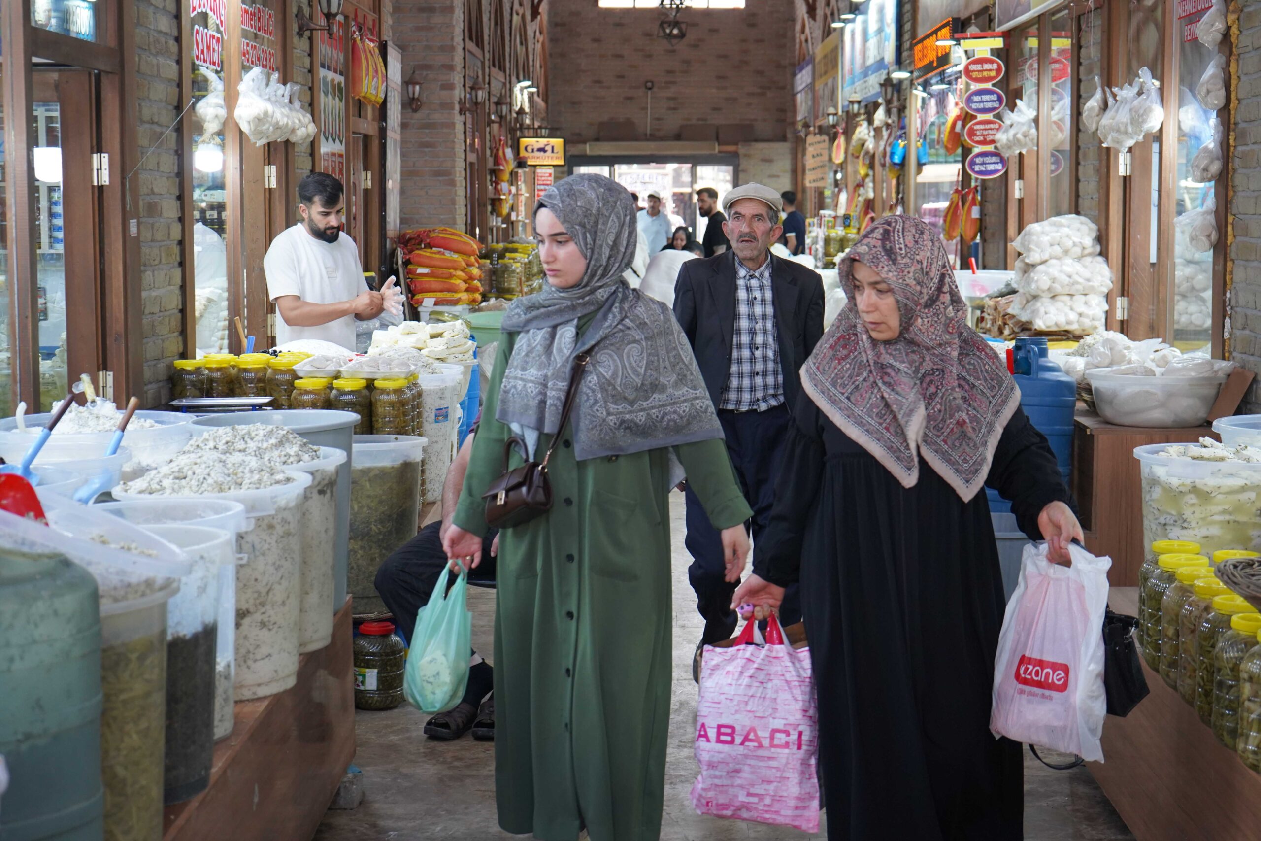 Van’da Peynirciler Çarşısı’nda Yoğunluk: Kışlık Otlu Peynir Hazırlığı Başladı