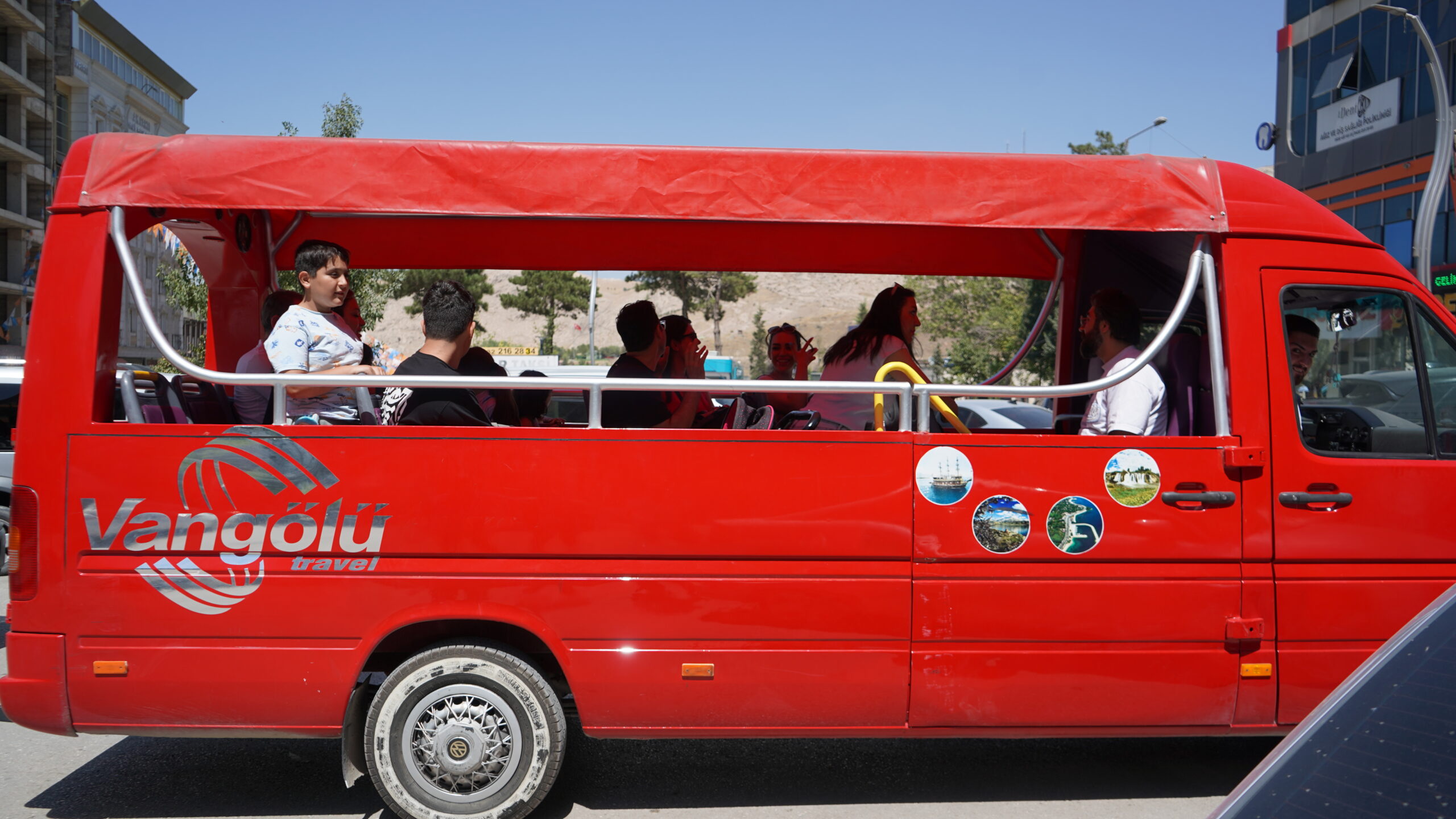 Van’da trafik keşmekeşine bir de turist minibüsü eklendi