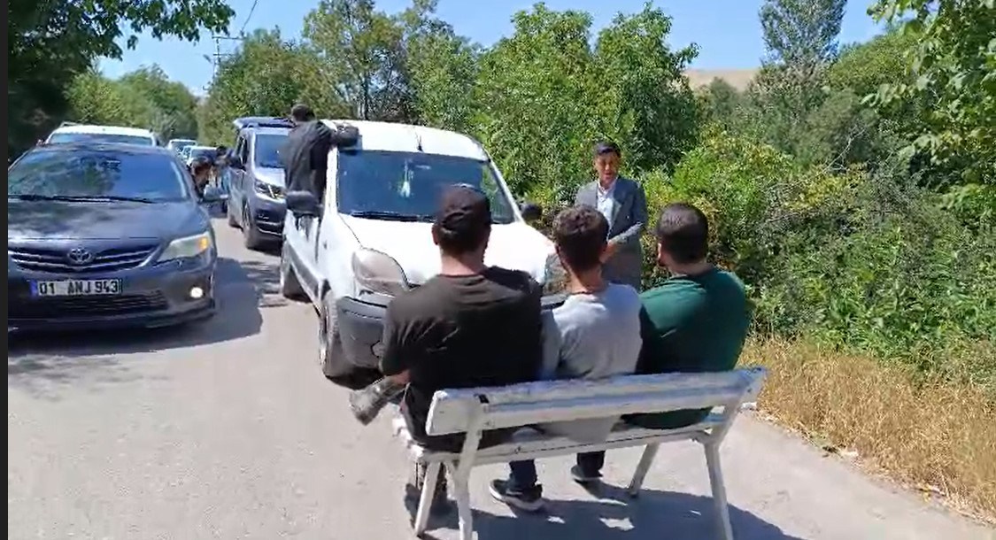 Van-Gevaş’ta ilginç gelenek: Gelin arabasının önünü bankla kestiler!