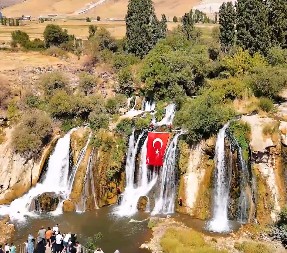 Jandarma Timleri Muradiye Şelalesi’nde Türk Bayrağı Açtı