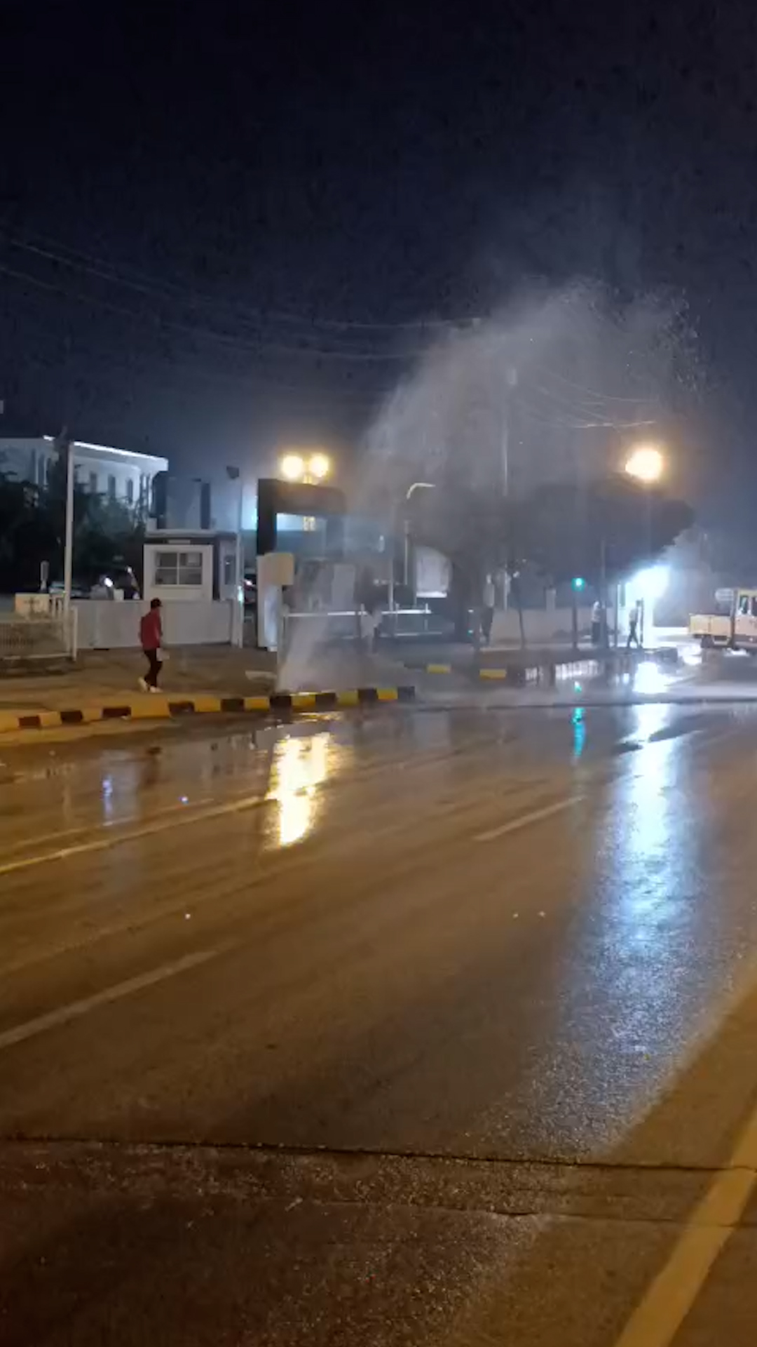 Van’da Belediye Hatası Su Borularını Patlattı: Metrelerce Yükselen Su Erciş Yoluna Aktı