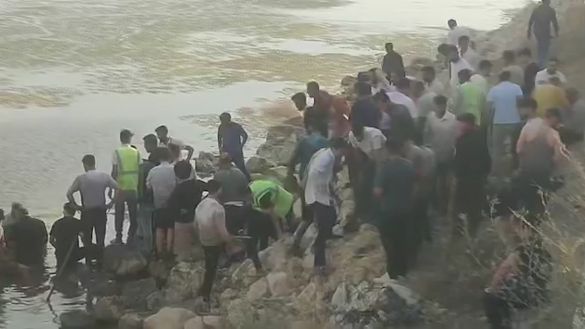 Van-Özalp Karayolunda Feci Kaza: Otomobil Sulak Alana Uçtu, 3 Kişi Yaralandı