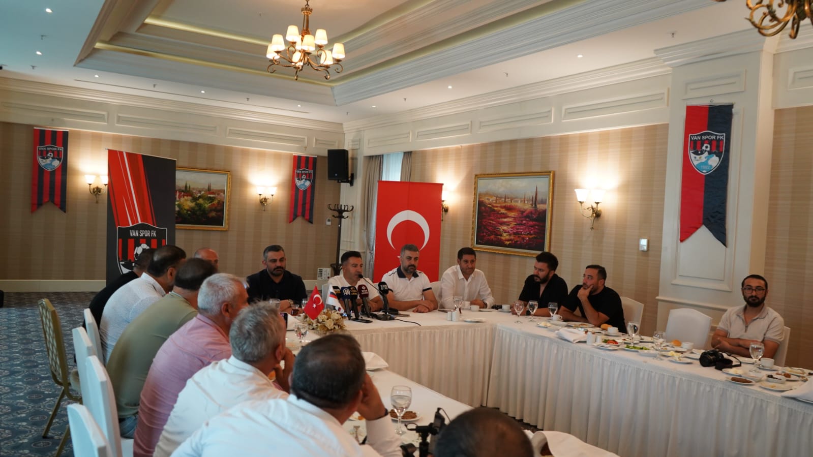 Vanspor Başkanı Temel: “Sevdamızdan Vazgeçmedik”