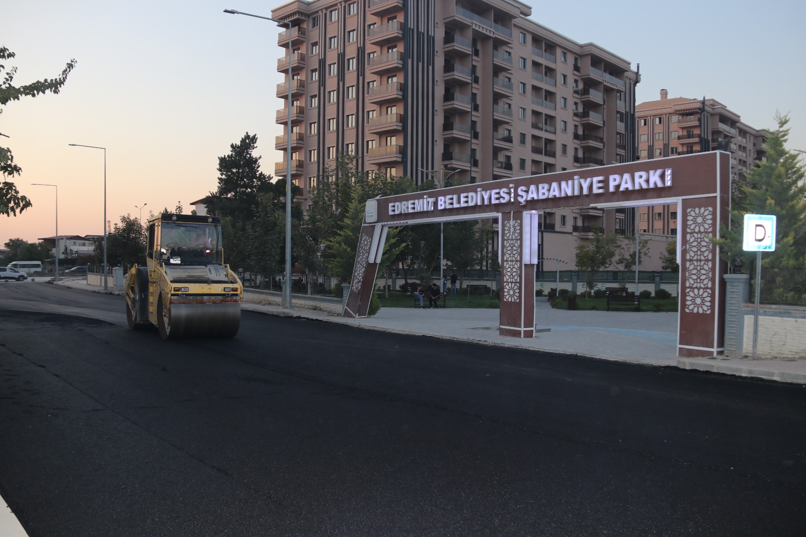 Edremit’te asfalt çalışmaları hız kesmeden devam ediyor