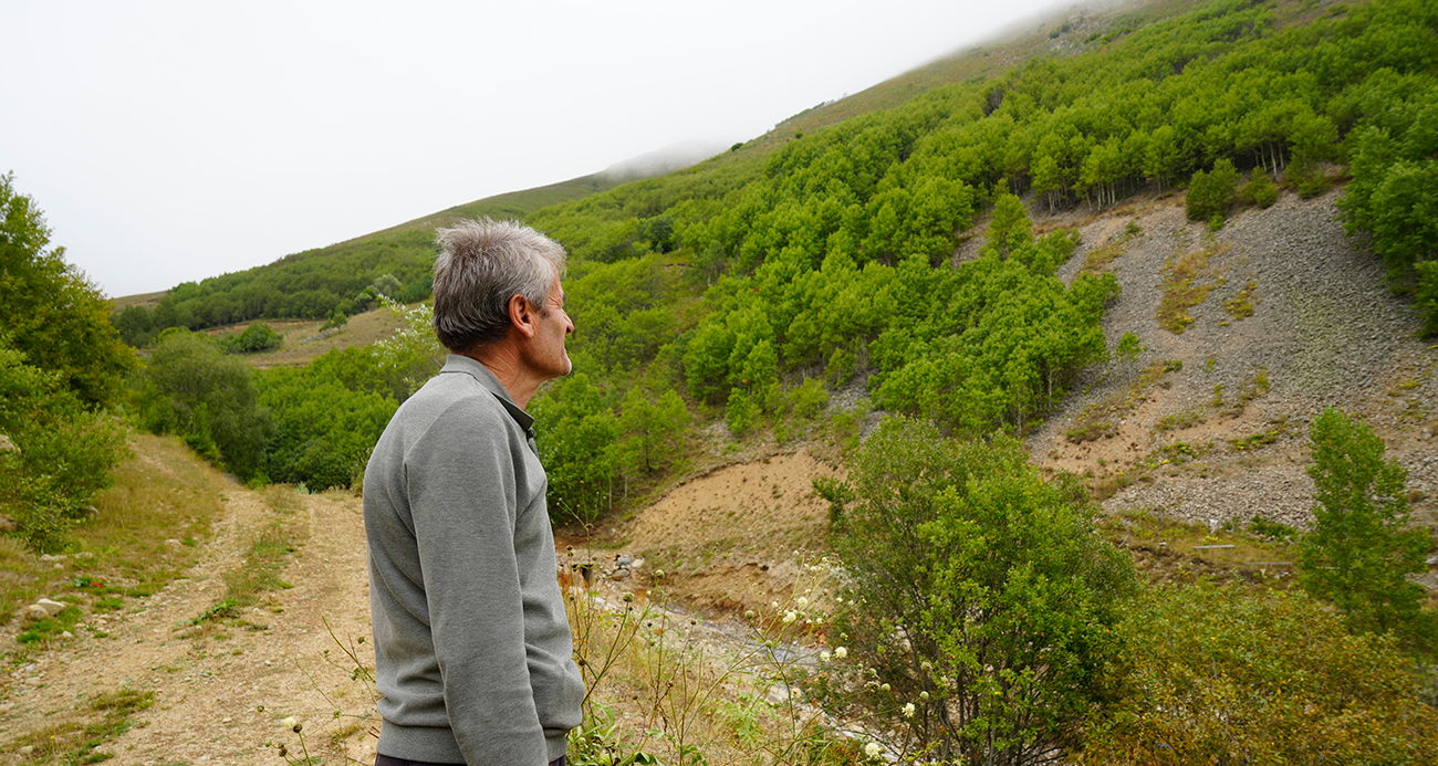 Emekli imam kendi imkânlarıyla köyüne 50 bin ağaç dikti