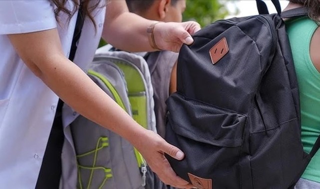Ağır çantalar çocukların omurgalarına zarar verebilir