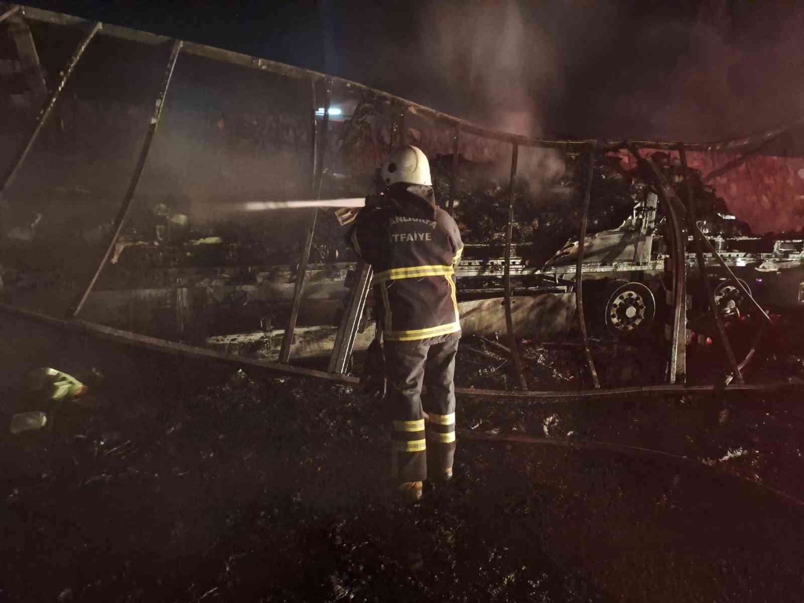 Alev alev yanan tır hurda yığınına döndü