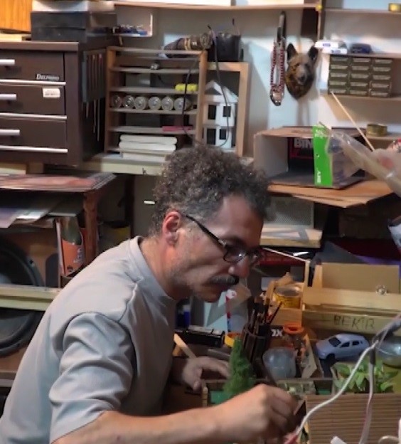 Atık tahtaları sanat eserine dönüştürüyor