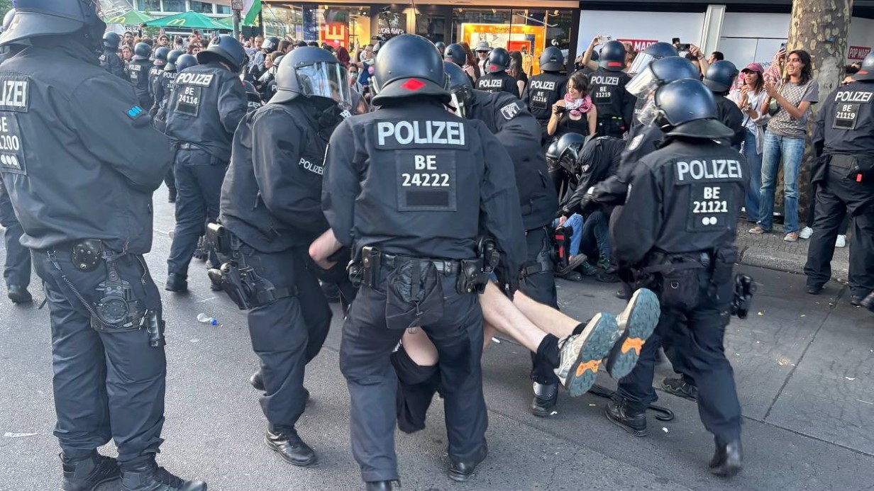 Alman polisinden sert müdahale