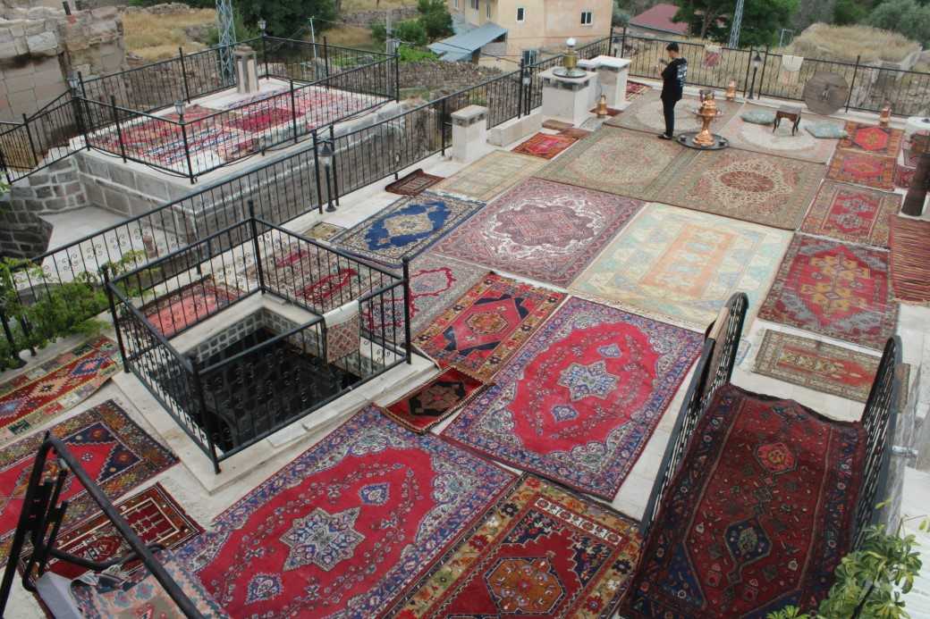 Yıllanmış halılar serildi, renk cümbüşü ortaya çıktı