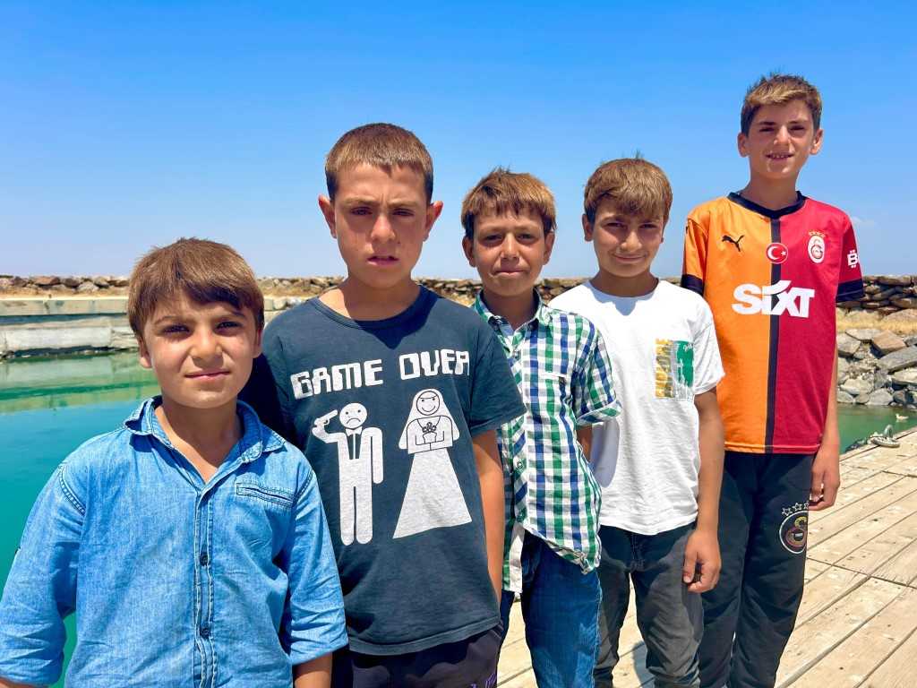  “Kışın Ronaldo’yuz, yazın Osimhen” diyen Vanlı çocuklara Dinçer Azaphan’dan jest