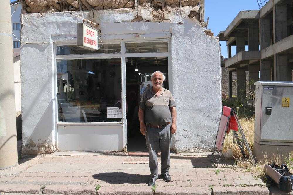 35 yıldır kerpiç dükkanda berberlik yapıyor