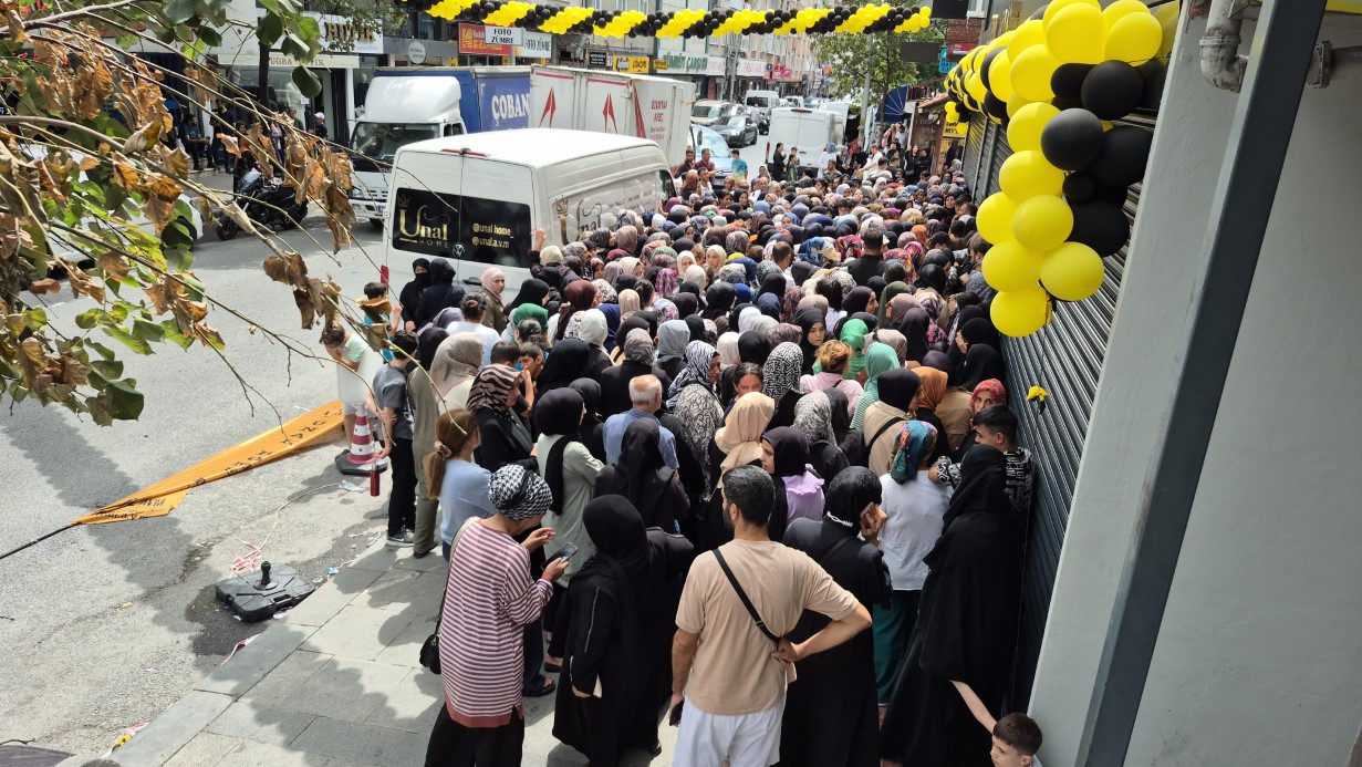 Mağaza açılışında ’indirim’ izdihamı