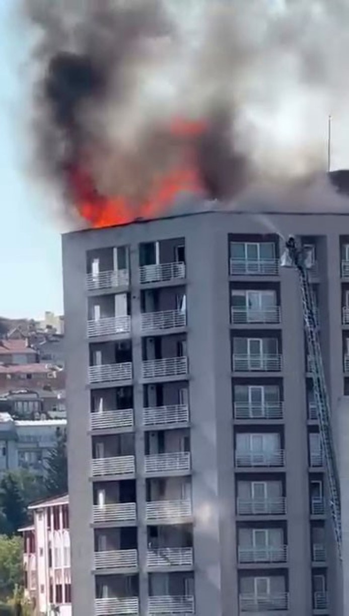 Bağcılar’da yangın: 15 katlı apartmandan alevler yükseldi