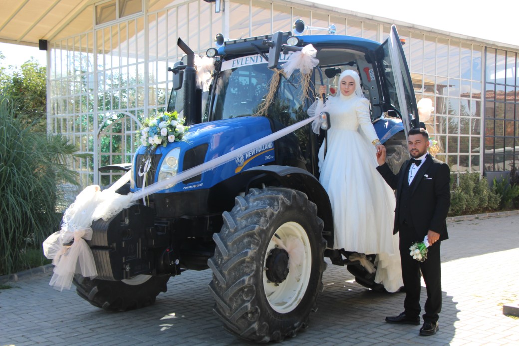 Traktör gelin arabası oldu